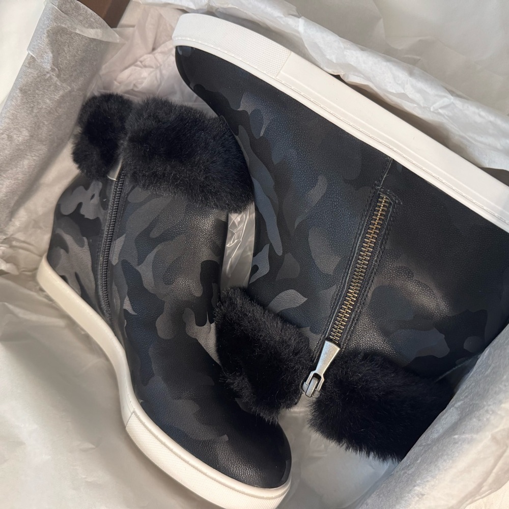 Linea Paolo FLOSSIE Black Camo wedge sneaker w faux fur trim, 9M